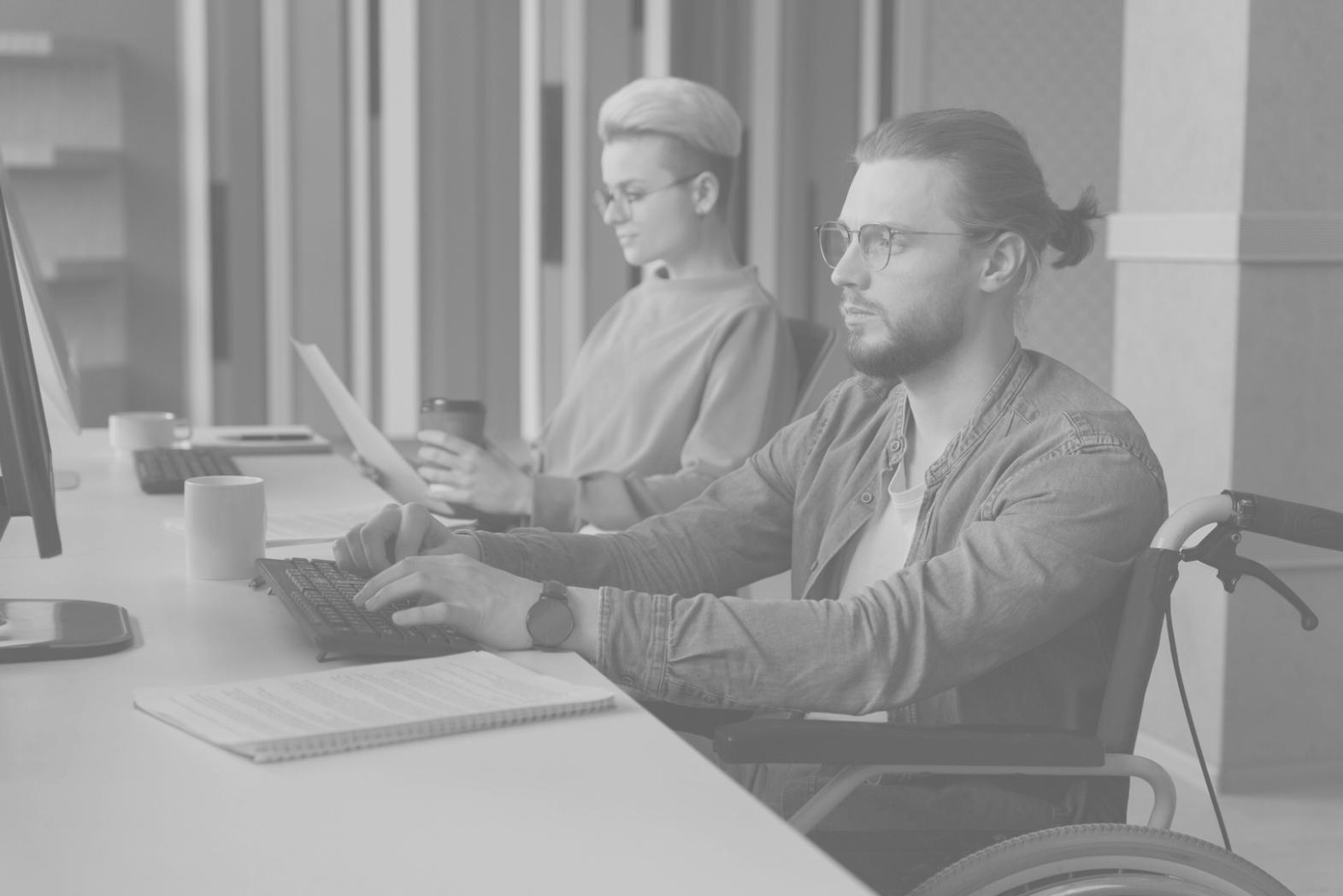 Teilnehmer während einer interaktiven Schulungssitzung zum Thema Betrugsprävention